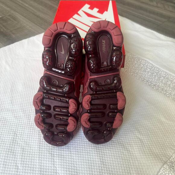 Nike Red Athletic‎ Shoes with VaporMax Plus Design - Picture 6 of 8